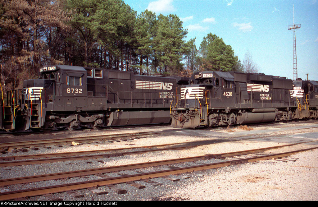 NS 8732 & 4638 sit in Glenwood Yard